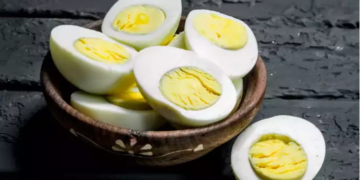 Tips to prevent eggs from cracking while boiling